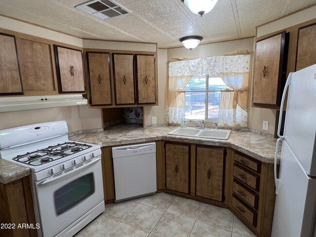 Building Photo - 16511 W Dale Ln