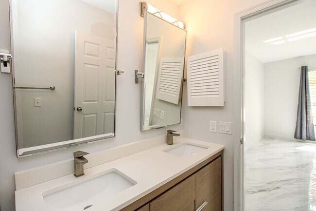 Building Photo - 2/2 REMODELED UNFURNISHED CONDO 1ST FLOOR ...