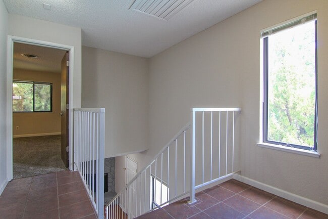 Building Photo - 2 Bedroom Condo for Rent in Redding CA with Pool, Tennis Courts, Garage | The Bluffs