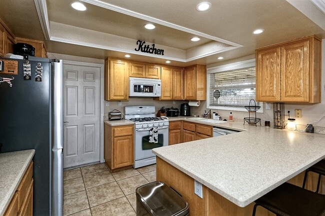 Building Photo - Desirable Apple Valley Single-Story on Expansive Lot | 3 Bed, 2 Bath Beauty