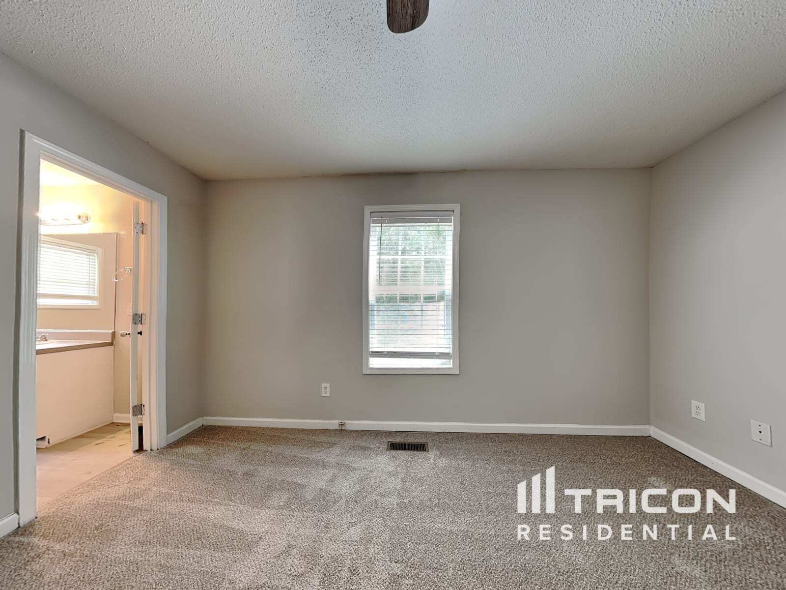 Building Photo - 372 River Trace Dr