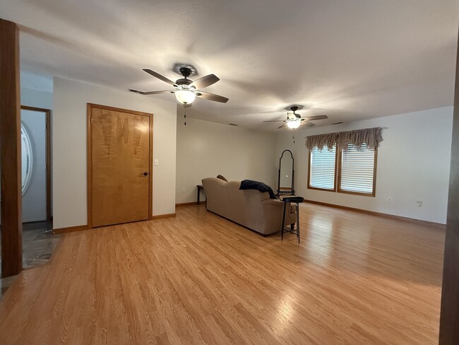 Building Photo - 20 N Lakeshore Dr