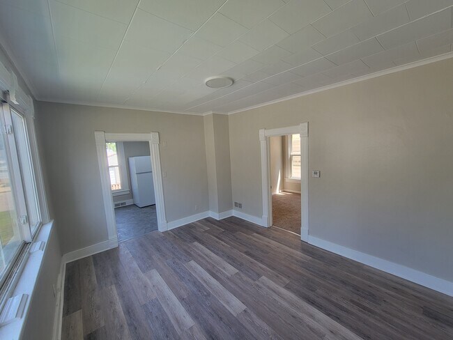 Building Photo - 516 2nd Ave S