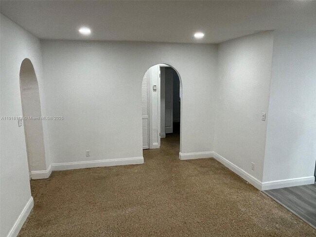 Building Photo - 846 SW 10th St