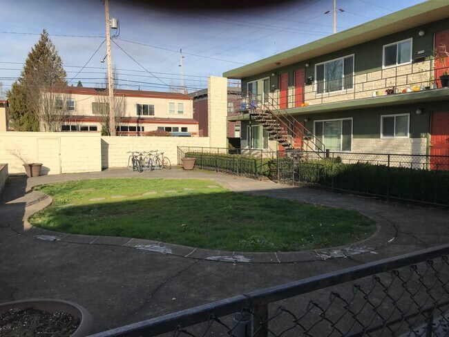 Building Photo - GREAT ground FLOOR pet FRIENDLY  apartment HOME in MT TABOR!