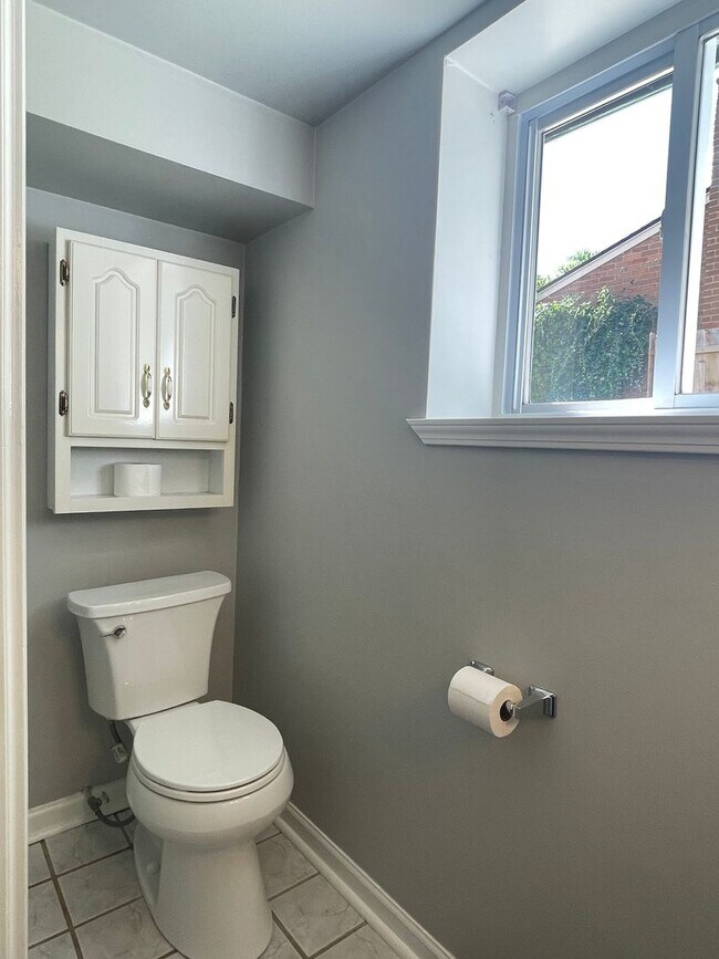 Building Photo - Rochester 3-Bedroom, 1.5 Baths, Entertainm...