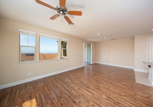 Building Photo - 6491 Bayview Dr