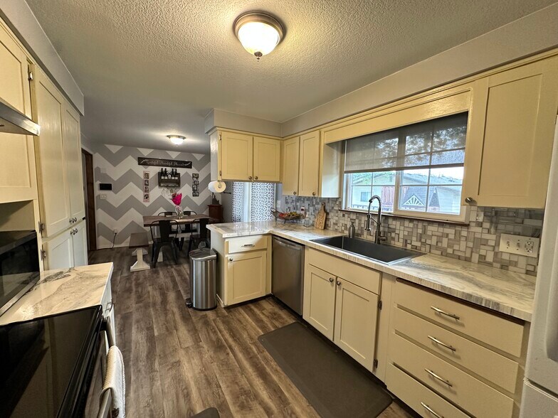 Building Photo - 219 Thayer Dr