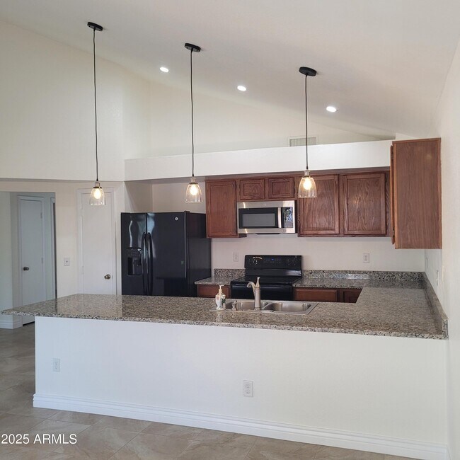 Building Photo - 1622 N Comanche Dr