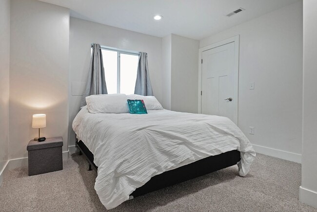 Building Photo - Stunning Daybreak Townhome!  $500 MOVE IN ...