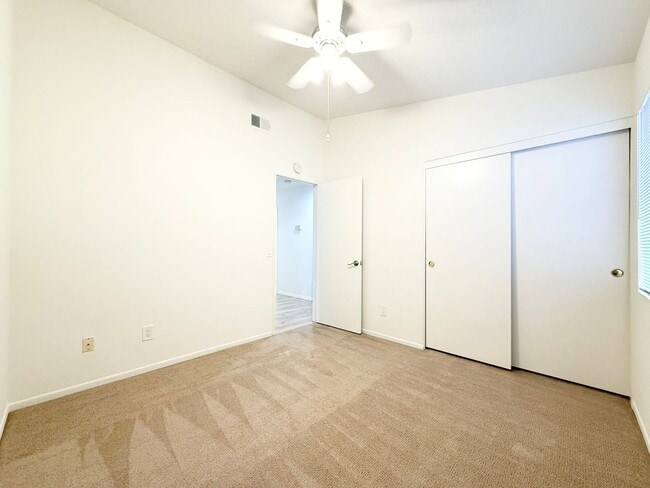 Building Photo - Single Story in Rancho Del Oro!
