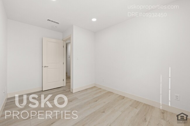 Building Photo - "Spacious 3-Bed Condo with 2 Baths in Citr...