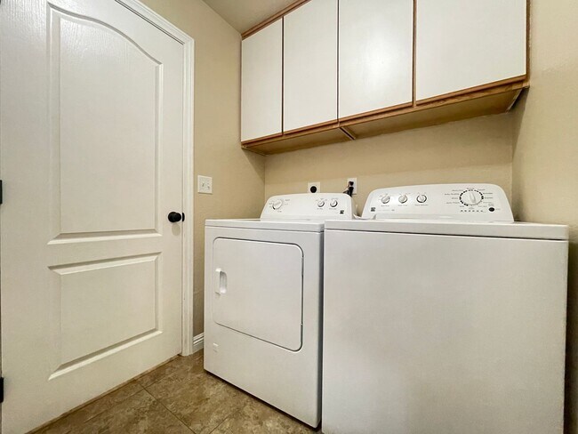 Building Photo - Gorgeous 2-story home in the Green Valley ...