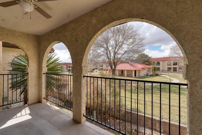 Building Photo - 811 Country Club Dr SE