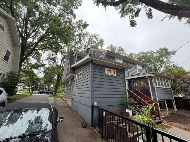 Building Photo - 616 W 63rd St