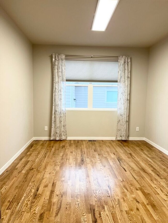 Building Photo - 5 Bedroom/4 Bathroom Ranch Style Home Loca...