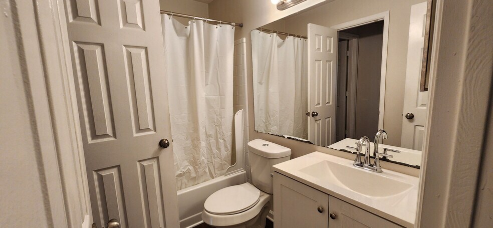 Building Photo - Room in Apartment on Cypress Pointe St