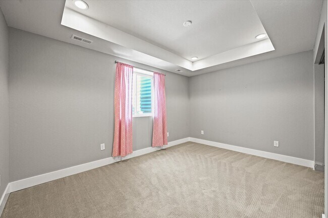 Building Photo - Beautiful 5 Bedroom Home- Move in Ready- C...