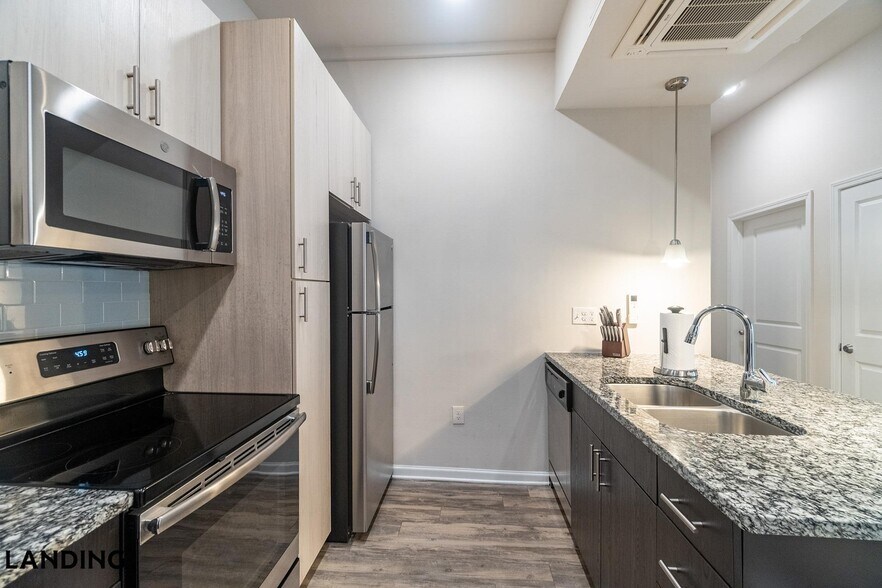 Building Photo - 655 W Mallard Creek Church Rd