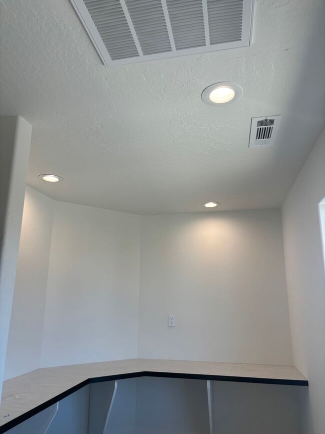 Building Photo - 3670 S Roosevelt Pl