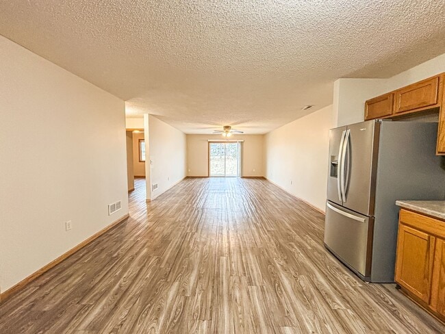 Building Photo - 2 Bedroom Town Home