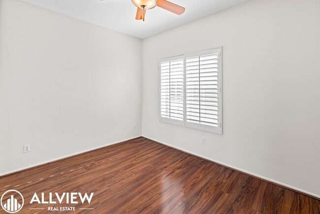 Building Photo - Rare 2 Bed 2.5 Bath Available Now!!