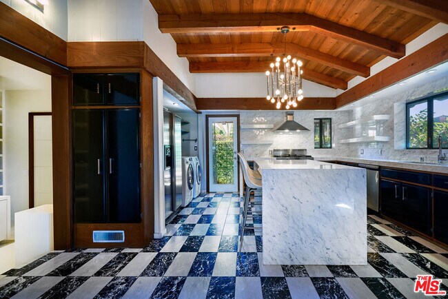 Building Photo - 201 S Larchmont Blvd