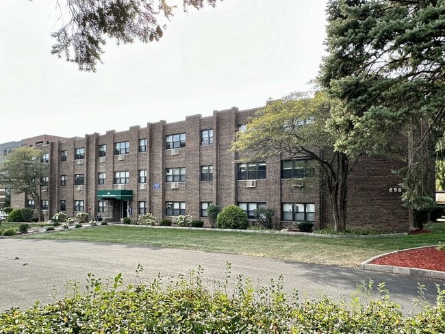 Building Photo - 440 W Elm St