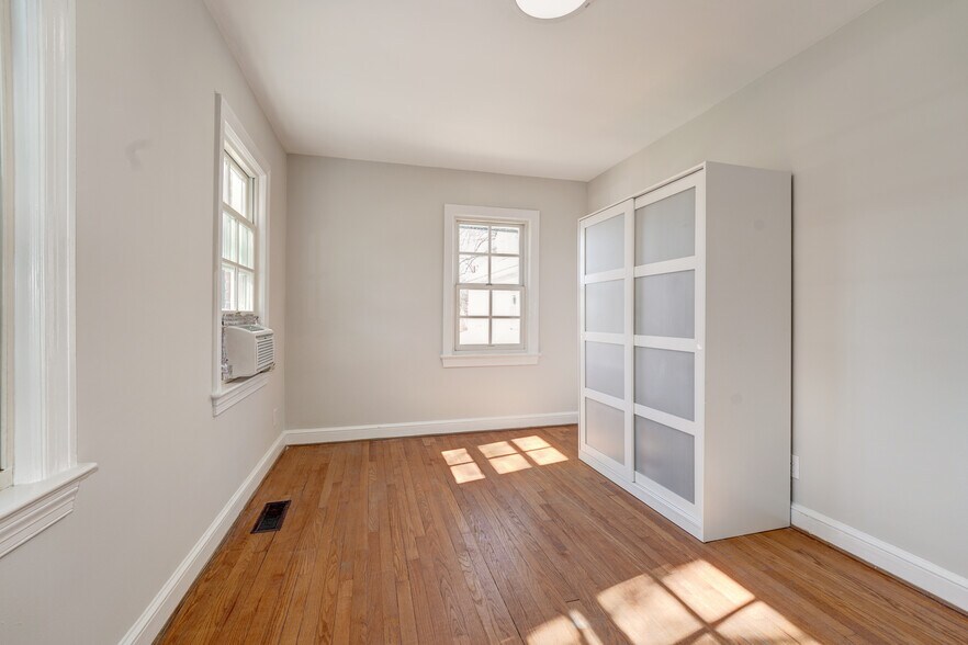 1st BR holds queen-size bed! - 4607 N Carlin Springs Rd