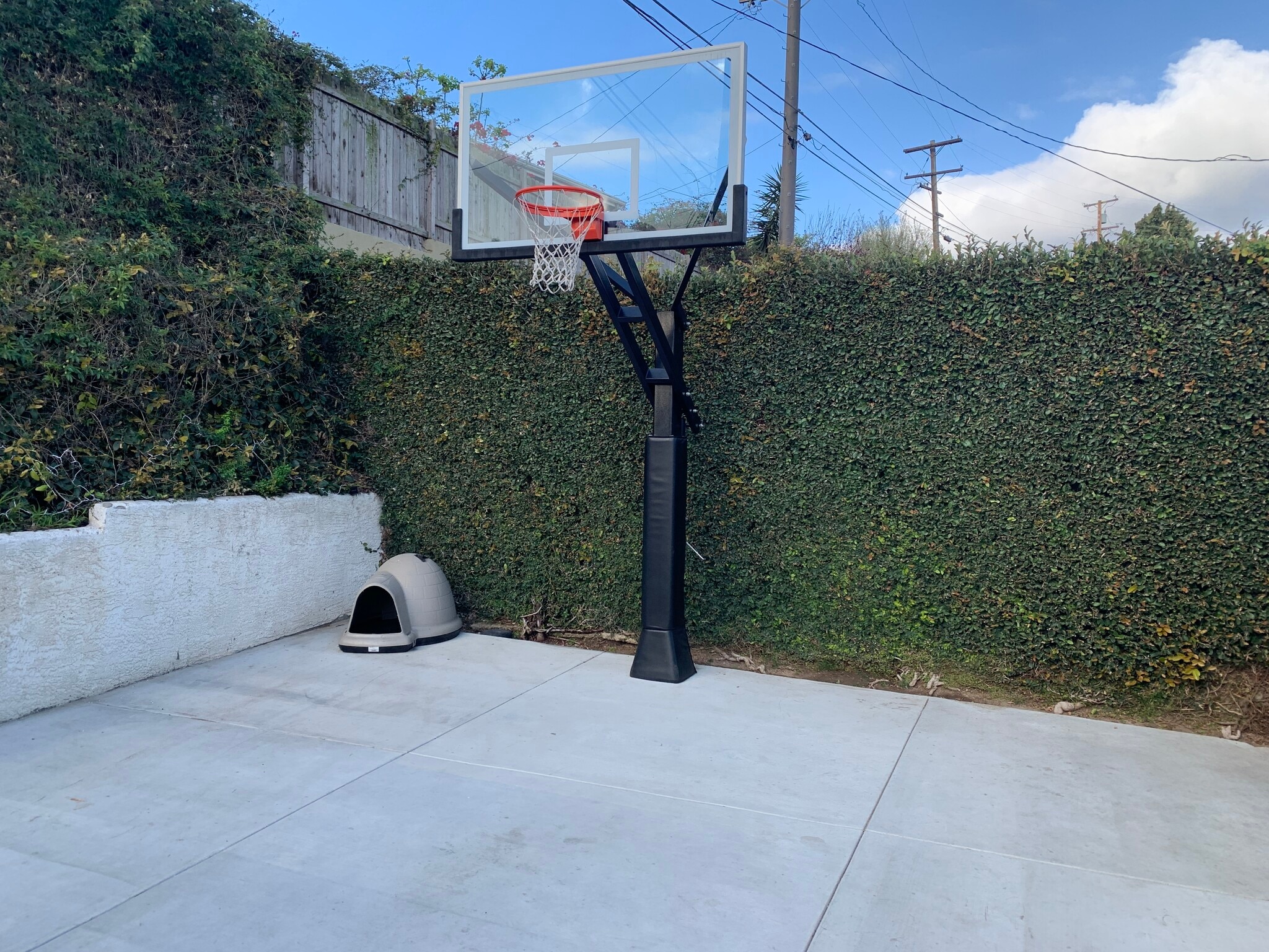 regulation basketball court - 5037 Parkglen Ave