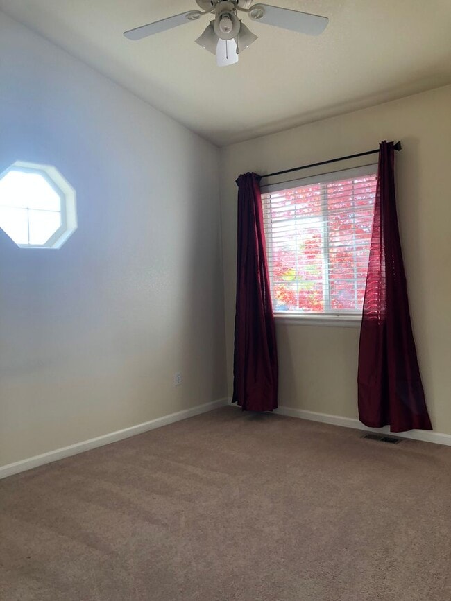 Building Photo - Bright and Open 3 Bed 3 Bath Townhome in Gated Peak View Villas