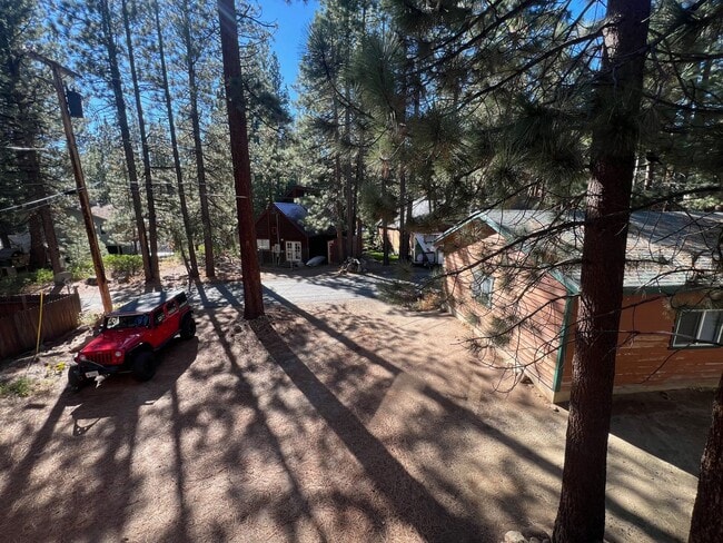 Building Photo - 3 bed 2.5 bath Lodge Style Duplex