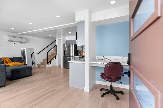 Building Photo - 825 Island Ct