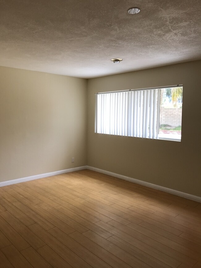 Building Photo - Beautiful 3 Bedroom 2 Bathroom West Hills Home! Great Location! Ready for Move-In!