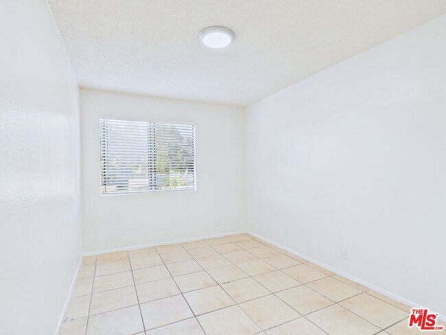 Building Photo - 236 S Ave 55