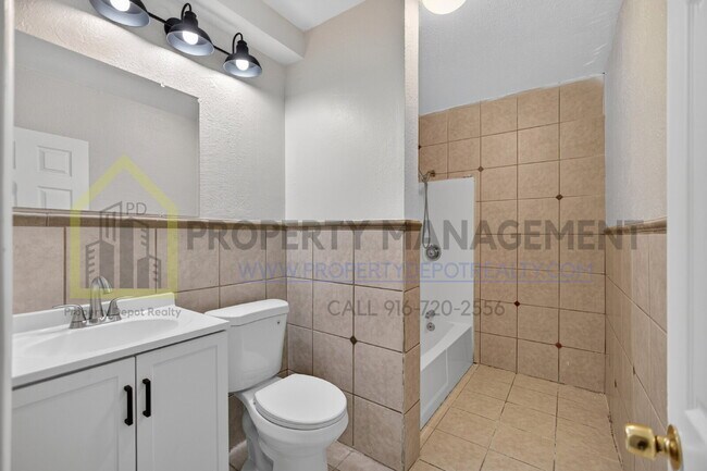 Building Photo - Spacious 3-Bed, 2-Bath Haven in Sacramento