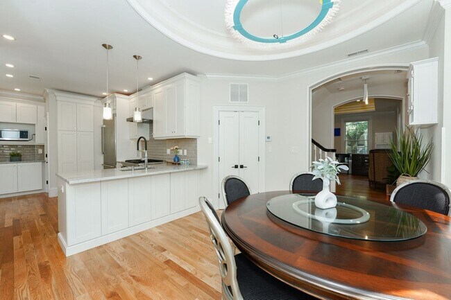 Building Photo - 23 Irving St