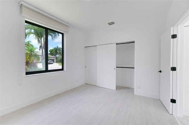 Building Photo - 2550 Jardin Terrace