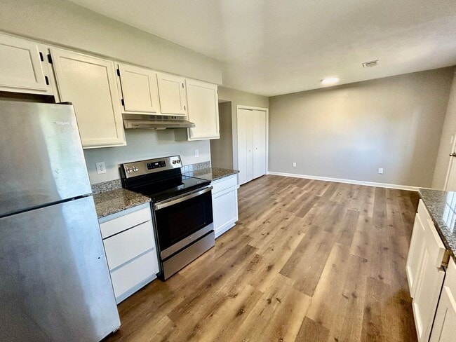 Building Photo - September Rent Free! Modern 3BR Apartment ...