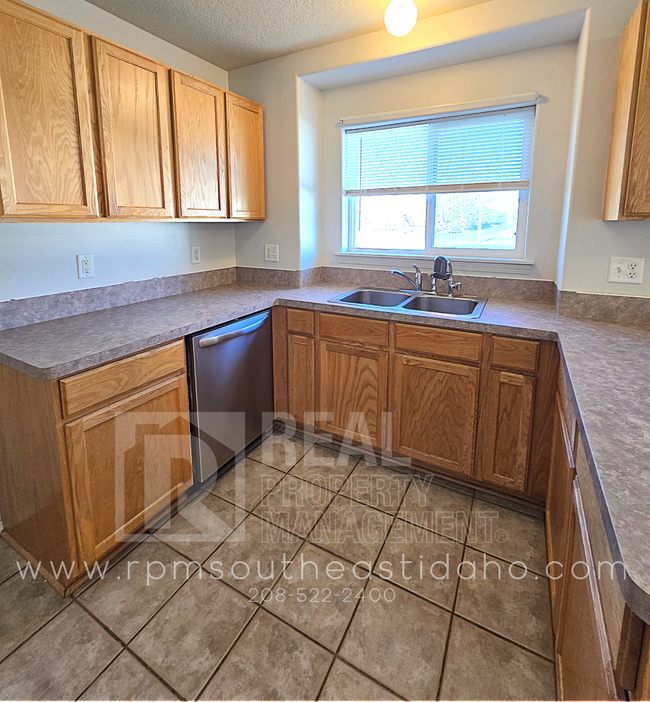 Building Photo - Spacious & Updated 2 Bedroom, 2 Bathroom Twin Home in Ammon with Fenced Backyard and Hookups (Ida...