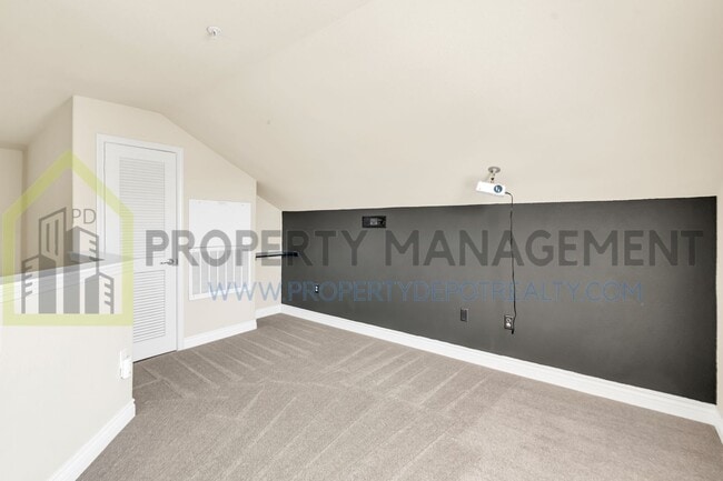 Building Photo - Spacious 2 (or 3!) Bed Condo in Gated Comm...