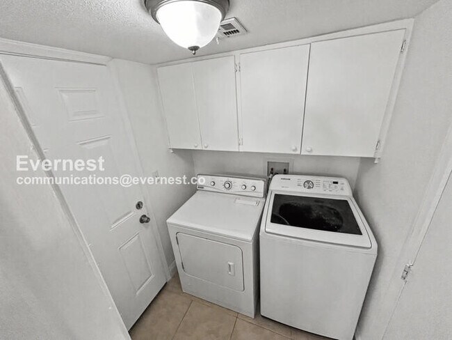 Building Photo - 4 Bed/3 Bath Home with Garage / Pet-Friendly / Vouchers Accepted / Available Now!