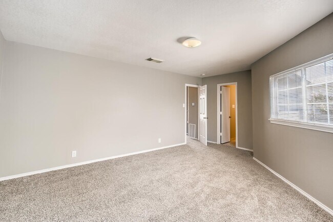 Building Photo - 4BR/2.5 Bath near the San Antonio Medical Center!!!