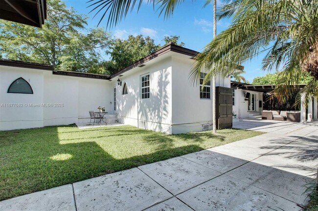 Building Photo - 1161 Sunset Dr