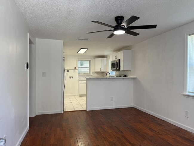 Building Photo - 239 Jenks St