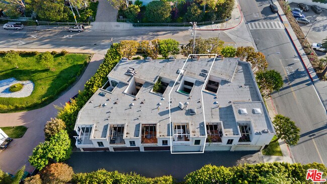 Building Photo - 6502 Dume Dr