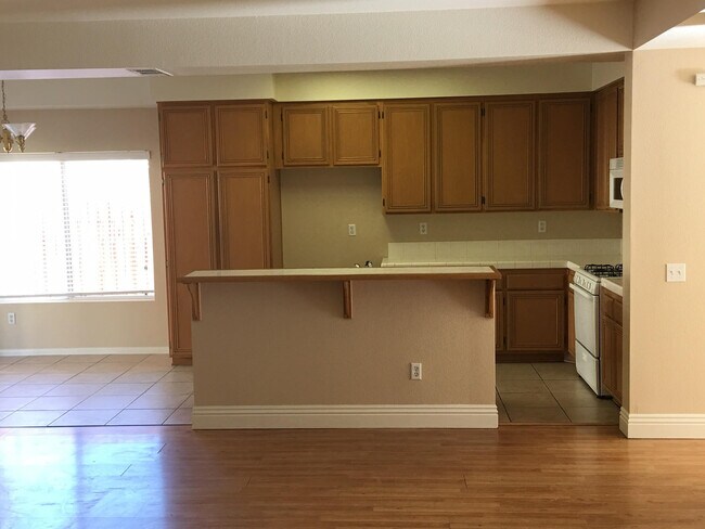 Building Photo - LARGE HOME WITH POOL! LOCATED CLOSE TO HWY...