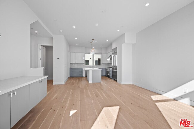 Building Photo - 3232 S Barrington Ave