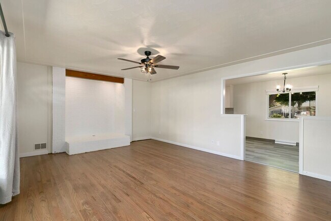 Building Photo - 1726 Cameo