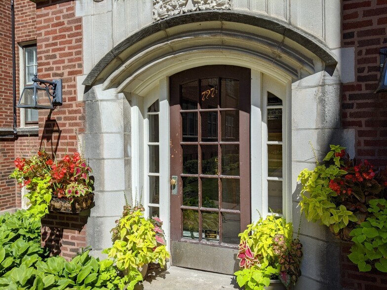 Building Photo - 731 Hinman Ave